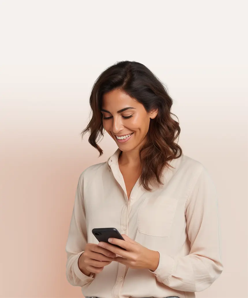 secrétaire en agence, au téléphone, devant son ordinateur